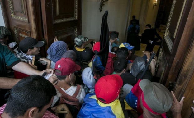 Осем души бяха ранени след сериозни сблъсъци и напрежение и