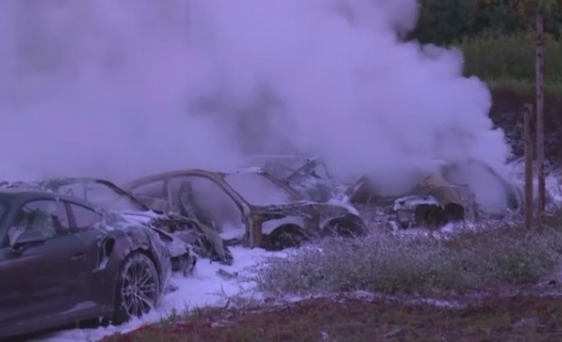 Пожар изпепели 12 Поршета в автокъща на известната автомобилна компания