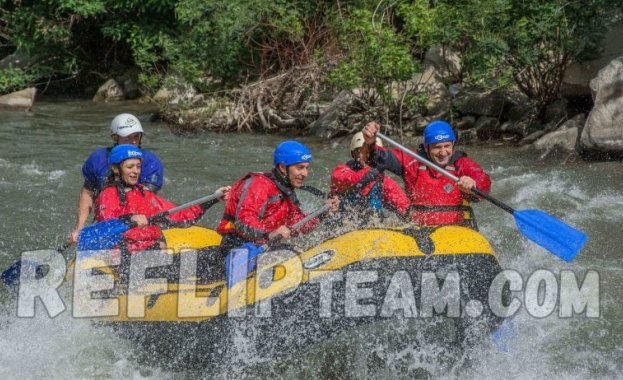 Президентът Румен Радев се спусна с рафтинг по Струма Той