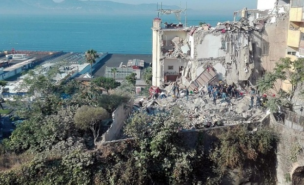 Пететажна жилищна сграда се срути в южния италиански град Торе