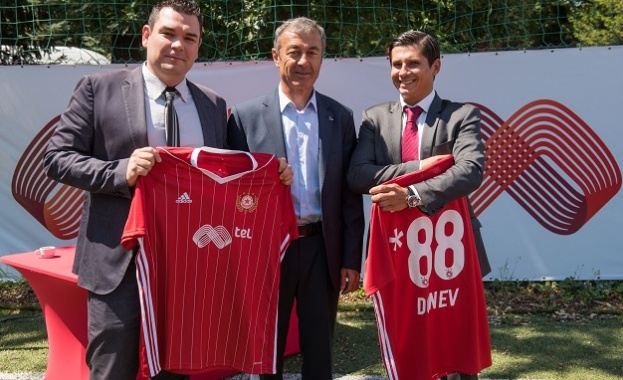 Телекомът награди с персонално гравирани смартфони всички играчи от първия