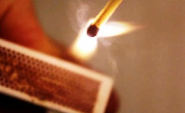 17 годишен младеж заля момиче с бензин и я запали Девойката