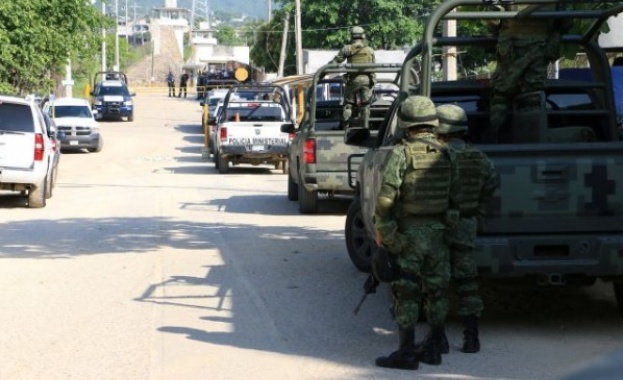 Най малко 28 затворници загинаха а 3 бяха ранени при