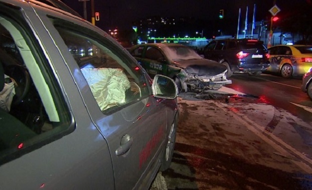 Верижна катастрофа е станала тази нощ на кръстовище на бул