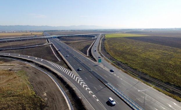 Аварирал ТИР затруднява движението по Северната скоростна тангента на Софийски