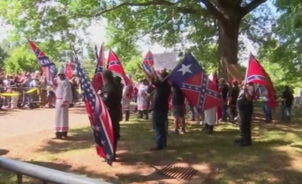 Сблъсъци избухнаха по време на шествие на расистката организация Ку