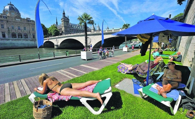 Плажът на река Сена в Париж вече е отворен за