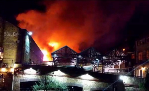 Голям пожар в центъра на британската столица Горя един от