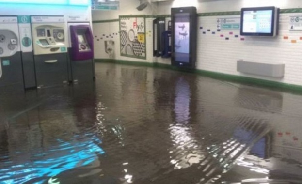Парижките власти затвориха редица метростанции в града заради обилните валежи