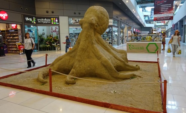 Плажните емоции завладяха Sofia Ring Mall Огромен пясъчен октопод дело