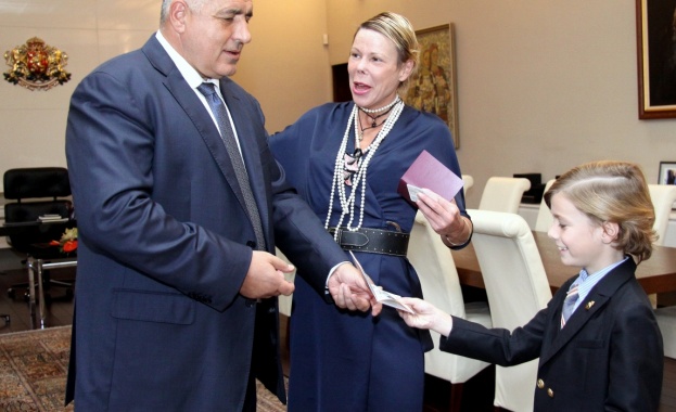 Премиерът Бойко Борисов връчи първите български паспорти на княгиня Калина