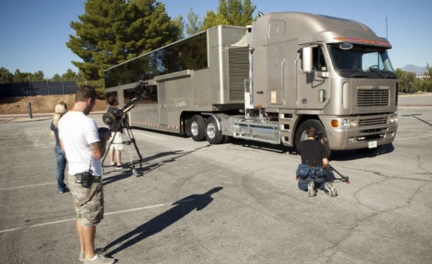 Къде живеят звездите докато пътуват на турнета или снимат далече