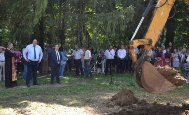 Зам министър Валентин Йовев и кметът на община Котел Коста