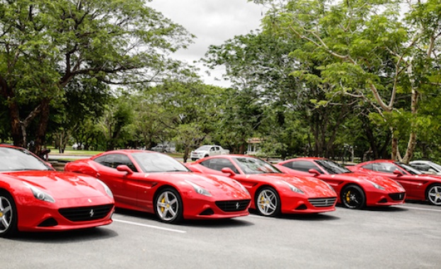 Пет автомобила Ферари два Ламборгини и един Ролс Ройс на по малко