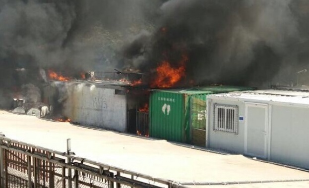 Разбунтували се бежанци запалиха палатки и контейнери в приемен център