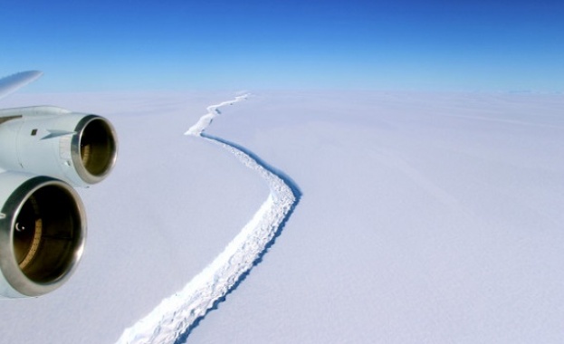 Айсберг който тежи 1 трилион тона се е отделил от