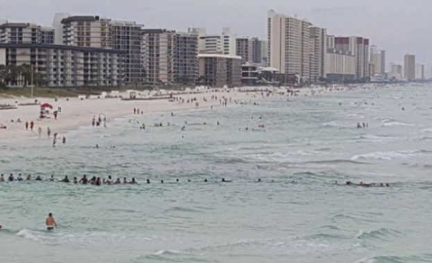 Десетки хора от плажа в Панама Сити, Калифорния, спасиха с