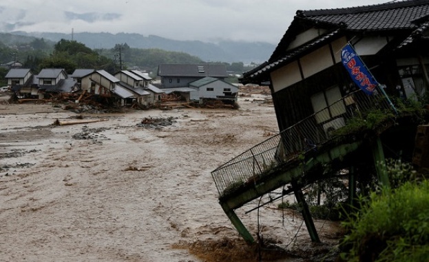 Най малко 29 души са загинали в незапомнените наводнения които
