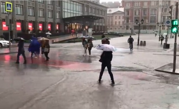 Проливен дъжд наводни улици и булеварди в Москва като на