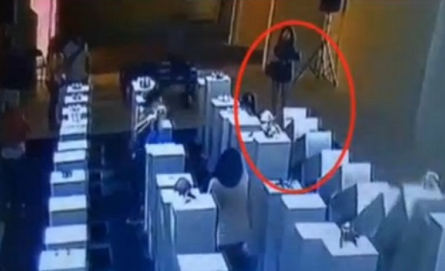 Жена демонстрира колко вредни могат да бъдат селфитата унищожавайки серия