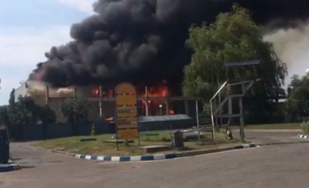 Голям пожар избухна в склад за дрехи в софийското село