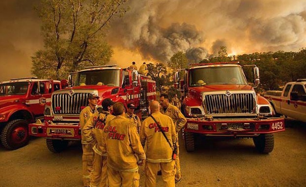 Калифорния е хваната в капана на горски пожари, съобщава АП.