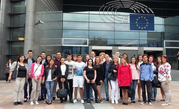 Учебната компания Noetic на десетокласниците от ПГПЧЕ Иван Вазов в