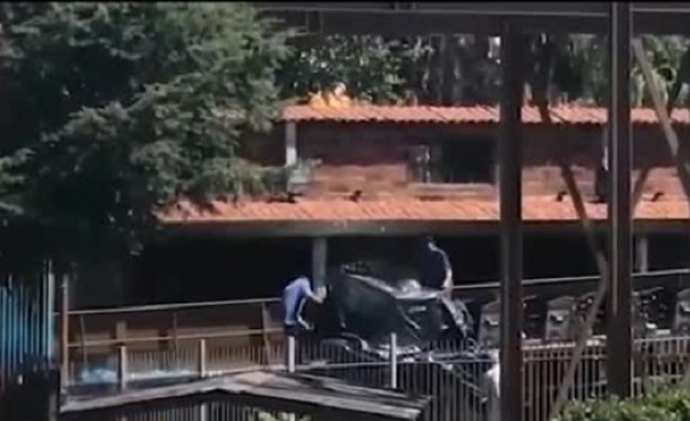 Повече от 30 души пострадаха при сблъсък на две влакчета