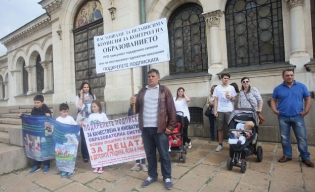 Малобройно протестно шествие за промени в образователната система се проведе