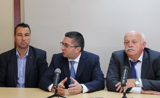 Договорите с изпълнителите на проектирането и строителството и строителния надзор