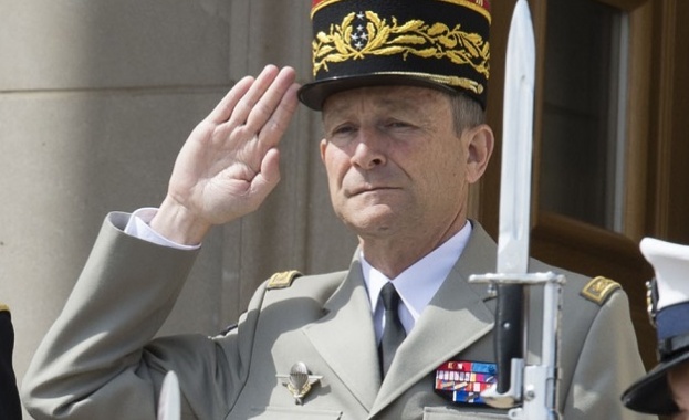 Началникът на генералния щаб на френските въоръжени сили генерал Пиер
