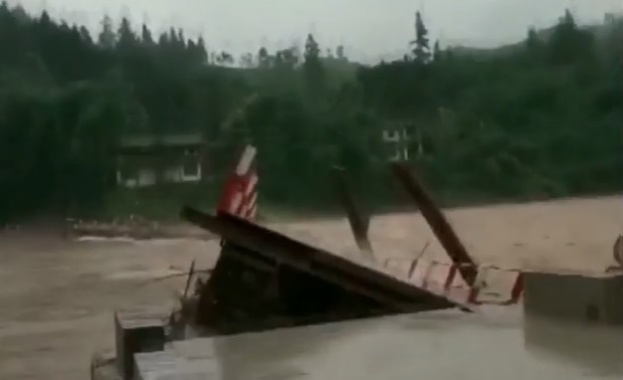 Мощна буря с градушка и гръмотевици премина през югозападната китайска