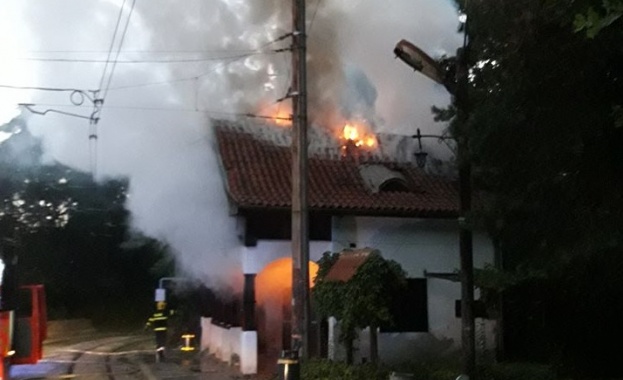 Изгоря покривът на емблематичната за столичани спирка Вишнева в София
