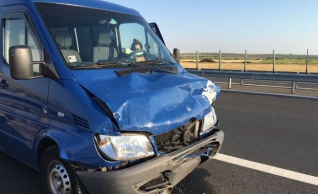 Микробус с деветима български граждани е катастрофирал тази сутрин в