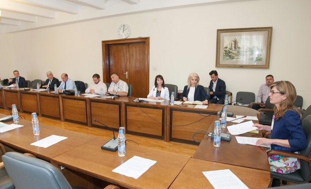 Вицепремиерът по правосъдната реформа и министър на външните работи Екатерина