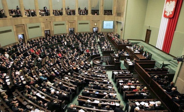 Въпреки многолюдните и множество протести предупрежденията от страна на Европейския