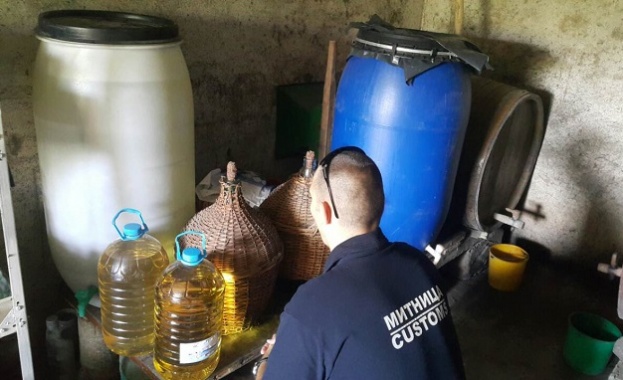 266 литра домашна ракия по обява в интернет задържаха служители