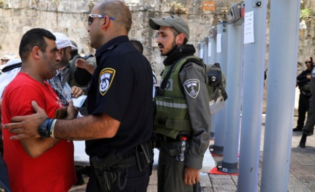 Израелската полиция забранява на мъже под 50 години да влизат