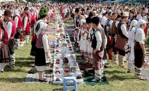 Близо 4000 българи в народни носии се събраха в Арбанаси
