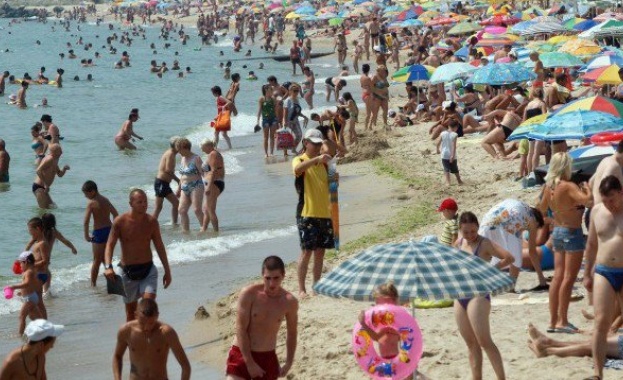 В сезона на летните вируси стотици са покосени по морето