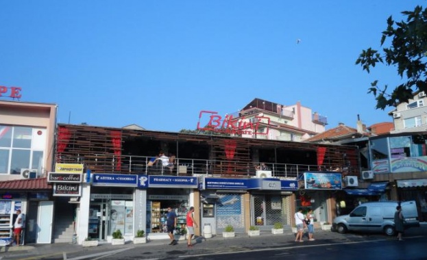 Десетина въоръжени мъже нахлуха в бар Бикини в Созополи пред