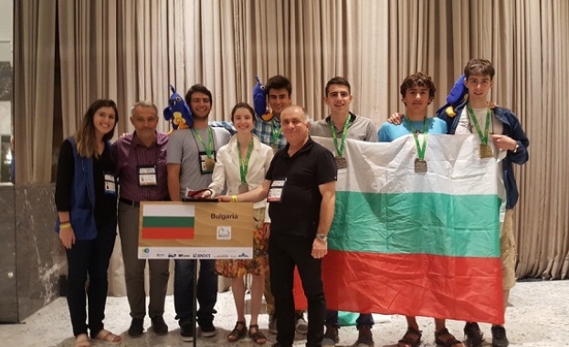 Олимпийският ни отбор по математика се завръща с четири сребърни