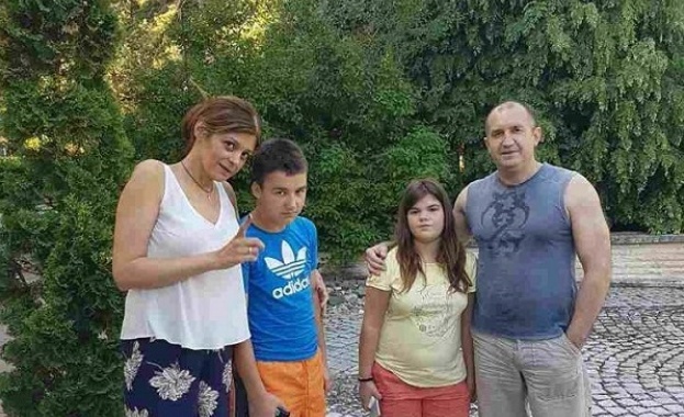 Снимка на семейство Радеви стана изключително популярна в социалните мрежи