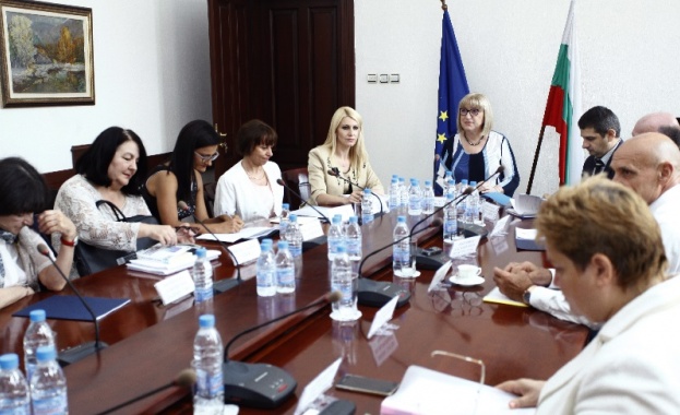 Министърът на правосъдието Цецка Цачева председателства днес редовното заседание на