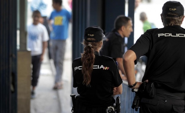 Испански граничен полицай беше ранен след като беше нападнат с