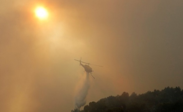 Големи горски пожари горят в няколко департамента на Южна Франция.