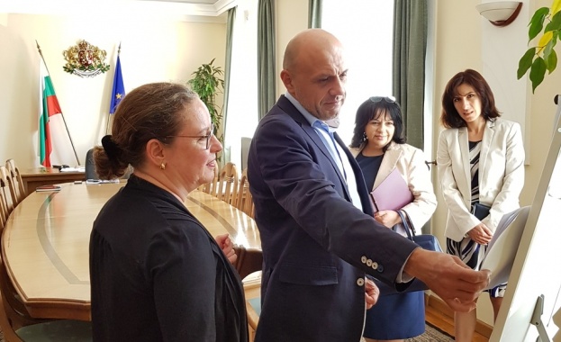 Вицепремиерът Томислав Дончев и министърът на енергетиката Теменужка Петкова проведоха