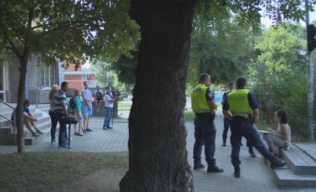 Полицията продължава издирването на мъжете които пребиха две жени в