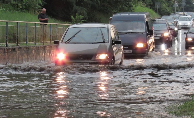 Бури порои и градушки удариха някои някои части на страната