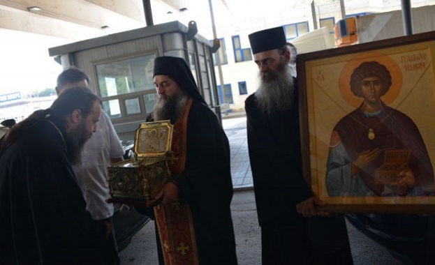 По обяд у нас пристигнаха мощите на св Пантелеймон На